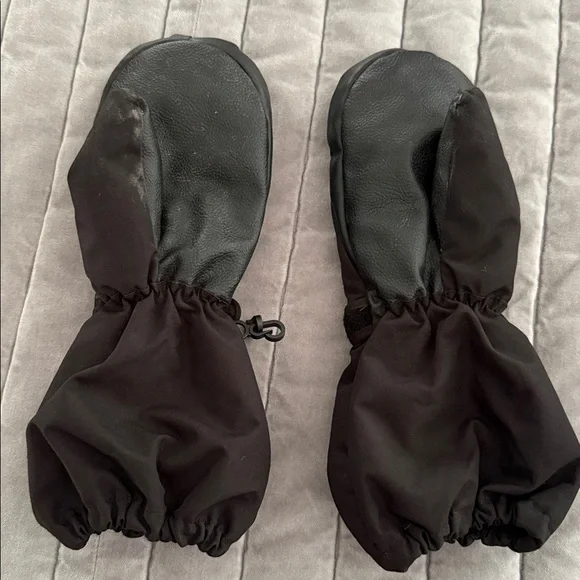 MCTI Black Winter Children’s Mittens - Picture 4 of 5